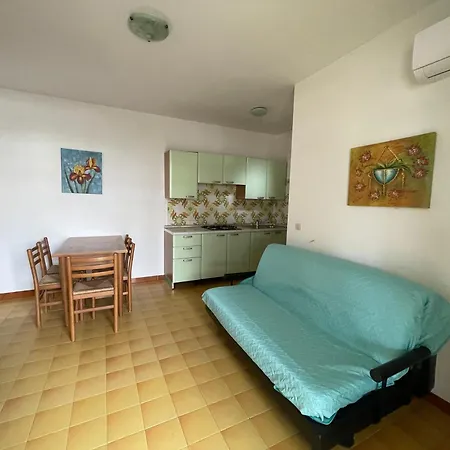 Flat With Shared Garden 200 M From The Sea Διαμέρισμα