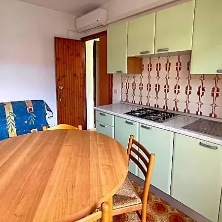 Flat With Shared Garden 200 M From The Sea Apartman