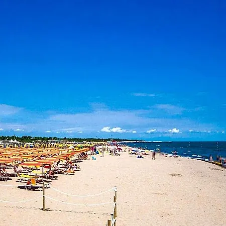 Flat With Shared Garden 200 M From The Sea Apartman *